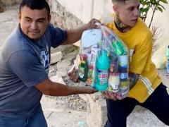 Ángel Quezada cargando despensas.