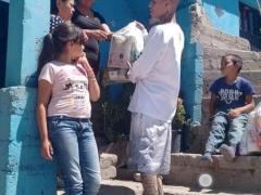 Ángel Quezada entregadon despensa a familia guanajuatense.