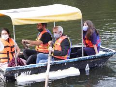 Fotografía de Michel Rowe en lancha durante el Aquacinema en la Presa de la Olla del GIFF2020.