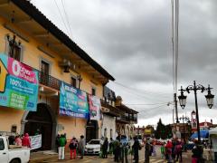 Personas de la tercera edad formadas. Fotografía: Facebook Acaxochitlán Hidalgo Lugar Mágica donde florence el carrizo.
