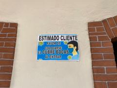 Cartel Estimado cliente favor de colocarse el cubrebocas el entrar, restaurante La Casona, Mineral del Monte, Hidalgo. Fotografía: Gloria Elisa Melgarejo García.