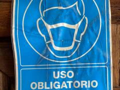 Cartel Uso obligatorio de cubrebocas, parroquia Nuestra Señora del Rosario, Mineral del Monte, Hidalgo. Fotografía: Gloria Elisa Melgarejo García.