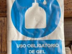 Cartel Uso obligatorio de gel antibacterial, parroquia Nuestra Señora del Rosario, Mineral del Monte, Hidalgo. Fotografía: Gloria Elisa Melgarejo García.