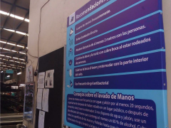 Cartel con recomendaciones contra COVID-19 en una planta industrial. Fotografía: Juan José Carrillo Coronel