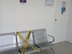 Fotografía sobre distanciamiento dentro de un consultorio médico. Fotografía: Juan José Carrillo Coronel