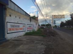 Fotografía tomada de lado a la barda con anuncio sobre COVID-19. Fotografía: Juan José Carrillo Coronel