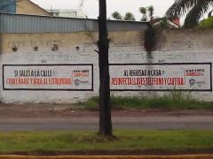 Fotografía con los dos anunciones pintados en una barda sobre COVID-19. Fotografía: Juan José Carrillo Coronel