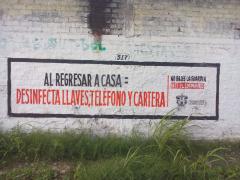 Fotografía de barda con anuncio "Al regresar a casa: desinfecta llaves, teléfono y cartera". Fotografía: Juan José Carrillo Coronel