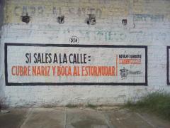 Fotografía del anuncio "Si sales a la calle: cubre nariz y boca al estornudar". Fotografía: Juan José Carrillo Coronel