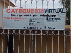 Anuncio "Catequesis virtual" expuesto en barandal exterior del templo católico en Guadalajara. Fotografía: Juan José Carrillo Coronel.
