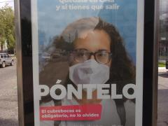 Anuncio "Quédate en casa y si tienes que salir póntelo". Fotografía de Juan José Carrillo Coronel.
