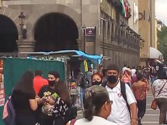 Gente sobre acera de la Avenida Juárez, centro de Guadalajara. Fotografía: Juan José Carrillo Coronel