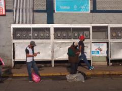 Lona impresa Aviso El uso de cubrebocas, Mercado de Abastos, Guadalajara. Fotografía: Juan José Carrillo Coronel.
