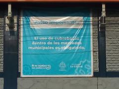 Lona impresa Aviso El uso de cubrebocas, Mercado de Abastos, Guadalajara. Fotografía: Juan José Carrillo Coronel.