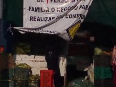 Lona impresa Por su seguridad solo se permite la entrada a 1 persona, Mercado de Abastos, Guadalajara. Fotografía: Juan José Carrillo Coronel.