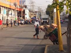 Cargador sobre avenida con cubrebocas. Fotografía: Juan José Carrillo Coronel.