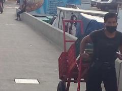 Cargador sobre rampa con cubrebocas, Mercado de Abastos, Guadalajara. Fotografía: Juan José Carrillo Coronel.