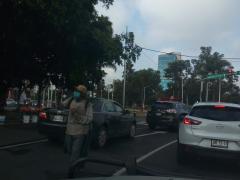 Indigente con cubrebocas, cruce Av. López Mateos y Mariano Otero, Col. Ciudad del Sol, Zapopan. Fotografía: Juan José Carrillo Coronel.