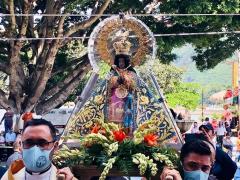 Par de religiosos con cubrebocas transportan a la Virgen de Zapopan. Fotografía: El Heraldo.