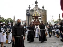 Franciscanos con cubrebocas transportan a la Virgen de Zapopan. Fotografía: El Heraldo.