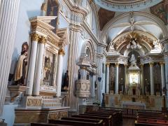 Vista del Altar principal y de los señalamientos en las bancas, templo de Jesús María, Morelos 612, Zona Centro, Guadalajara. Fotografía: Juan José Carrillo Coronel.