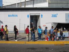 Usuarios del transporte público, haciendo fila de espera. Fotografía: Juan José Carrillo Coronel
