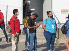 Usuarios del trasporte público, haciendo fila de espera. Fotografía: Juan José Carrillo Coronel