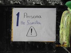 Cartel que pide la entrada de una persona por familia. Tienda de abarrotes "San Blas", Tlaquepaque, Jalisco. Fotografía: Juan José Carrillo Coronel.