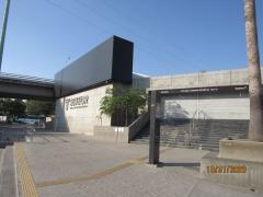 Entrada principal a la estación Periférico Sur, Tren Eléctrico Urbano, Tlaquepaque, Jalisco. Fotografía: Juan José Carrillo Coronel.