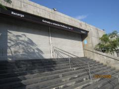 Escaleras de la entrada principal a la estación Periférico Sur, Tren Eléctrico Urbano, Tlaquepaque, Jalisco. Fotografía: Juan José Carrillo Coronel.