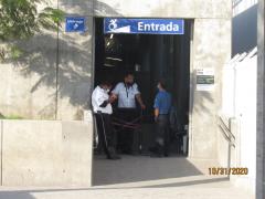 Entrada controlada a la estación Periférico Sur, durante "Botón de Emergencia", estación Periférico Sur, Tren Eléctrico Urbano, Tlaquepaque, Jalisco. Fotografía: Juan José Carrillo Coronel.