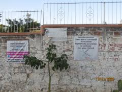 Acercamiento al muro donde se encuentran adheridas las dos lonas, cementerio de Amatitán, Jalisco. Fotografía: Juan José Carrillo Coronel.