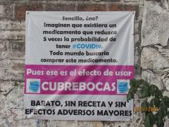 Lona que hace referencia al efecto del uso del cubrebocas, cementerio de Amatitán, Jalisco. Fotografía: Juan José Carrillo Coronel.