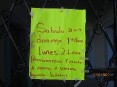 Aviso con los días que cerrará el Cementerio Municipal de Tequila, Jalisco. Fotografía: Juan José Carrillo Coronel.