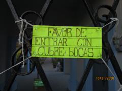 Aviso señalando uso de cubrebocas para acceder al Cementerio Municipal de Tequila, Jalisco. Fotografía: Juan José Carrillo Coronel.