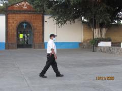 Transeúnte con cubrebocas a la entrada del Cementerio Municipal de Tequila, Jalisco. Fotografía: Juan José Carrillo Coronel.