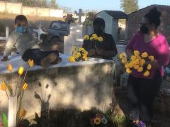 Familia prepara arreglo floral para adornar tumba que visitan en Panteón Municipal de Magdalena, Jalisco. Fotografía: Juan José Carrillo Coronel.