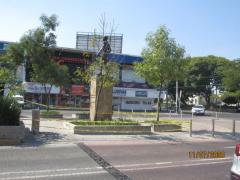 Monumento a Ignacio Zaragoza con listón de prohibido el paso, camellón de Avenida Chapultepec, Jalisco. Fotografía: Juan José Carrillo Coronel