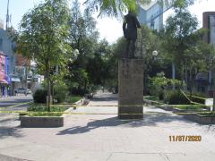 Parte trasera del monumento a Ignacio Zaragoza hacía el camellón con listón de prohibido el paso, Avenida Chapultepec, Jalisco. Fotografía: Juan José Carrillo Coronel