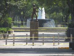Monumento y fuente en camellón con listón de prohibido el paso, Avenida Chapultepec, Jalisco. Fotografía: Juan José Carrillo Coronel
