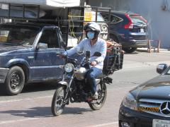 Motociclista repartidor de comida, Avenida Chapultepec, Guadalajara. Fotografía: Juan José Carrillo Coronel.