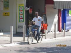 Ciclista repartidor de comida, Avenida Chapultepec, Guadalajara, Jalisco. Fotografía: Juan José Carrillo Coronel.