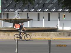 Repartidor de comida con cubrebocas, Avenida Chapultepec, Guadalajara, Jalisco. Fotografía: Juan José Carrillo Coronel.
