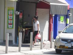 Mujer abastece de comestibles a un restaurante, usa cubrebocas. Fotografía: Juan José Carrillo Coronel