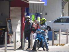 Repartidores de comida en motocicleta, en las afueras del restaurante del cual harán entrega de su producto, usan cubrebocas. Fotografía: Juan José Carrillo Coronel