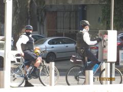 Bici policías con cubrerbocas, en espera del siga en semáforo rojo. Fotografía: Juan José Carrillo Coronel