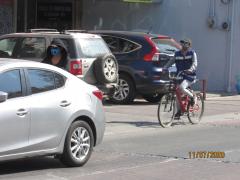 Mujeres en bicicleta con cubrebocas, sobre Avenida Chapultepec, Guadalajara. Fotografía: Juan José Carrillo Coronel