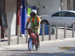 Hombre en bicicleta con cubrebocas, sobre Avenida Chapultepec, Guadalajara. Fotografía: Juan José Carrillo Coronel