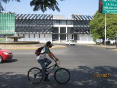 Joven en bicicleta con cubrebocas, sobre Avenida Chapultepec, Guadalajara. Fotografía: Juan José Carrillo Coronel