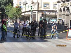 Ciclistas en un alto, ruta RecreActiva, Centro Histórico, Guadalajara. Fotografía: Juan José Carrillo Coronel